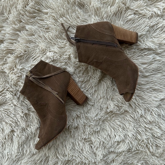 XOXO Cut Out Booties - Picture 2 of 2